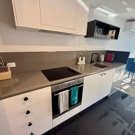 Midnight Luxe 1Br 1Bath Apartment 104 In The Heart Of Braddon Pool Sauna Secure Parking Wine Wifi Canberra Bagian luar foto