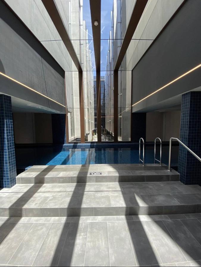 Midnight Luxe 1Br 1Bath Apartment 104 In The Heart Of Braddon Pool Sauna Secure Parking Wine Wifi Canberra Bagian luar foto