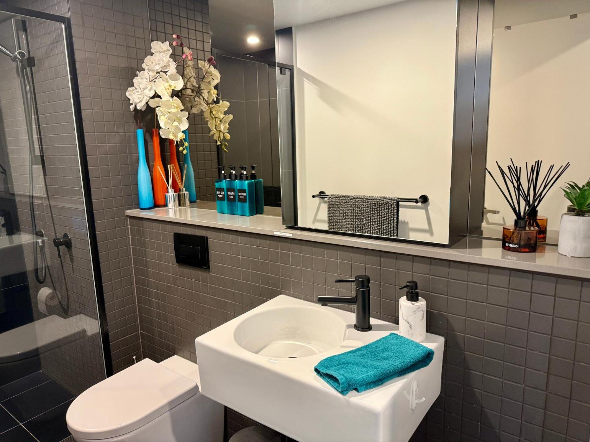 Midnight Luxe 1Br 1Bath Apartment 104 In The Heart Of Braddon Pool Sauna Secure Parking Wine Wifi Canberra Bagian luar foto