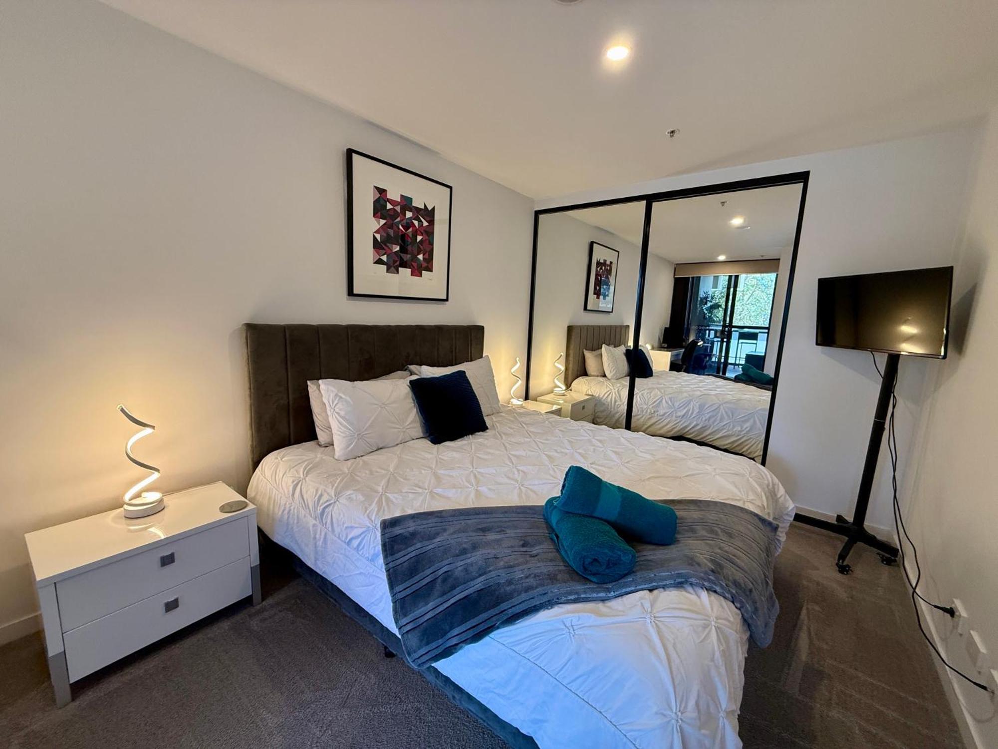 Midnight Luxe 1Br 1Bath Apartment 104 In The Heart Of Braddon Pool Sauna Secure Parking Wine Wifi Canberra Bagian luar foto
