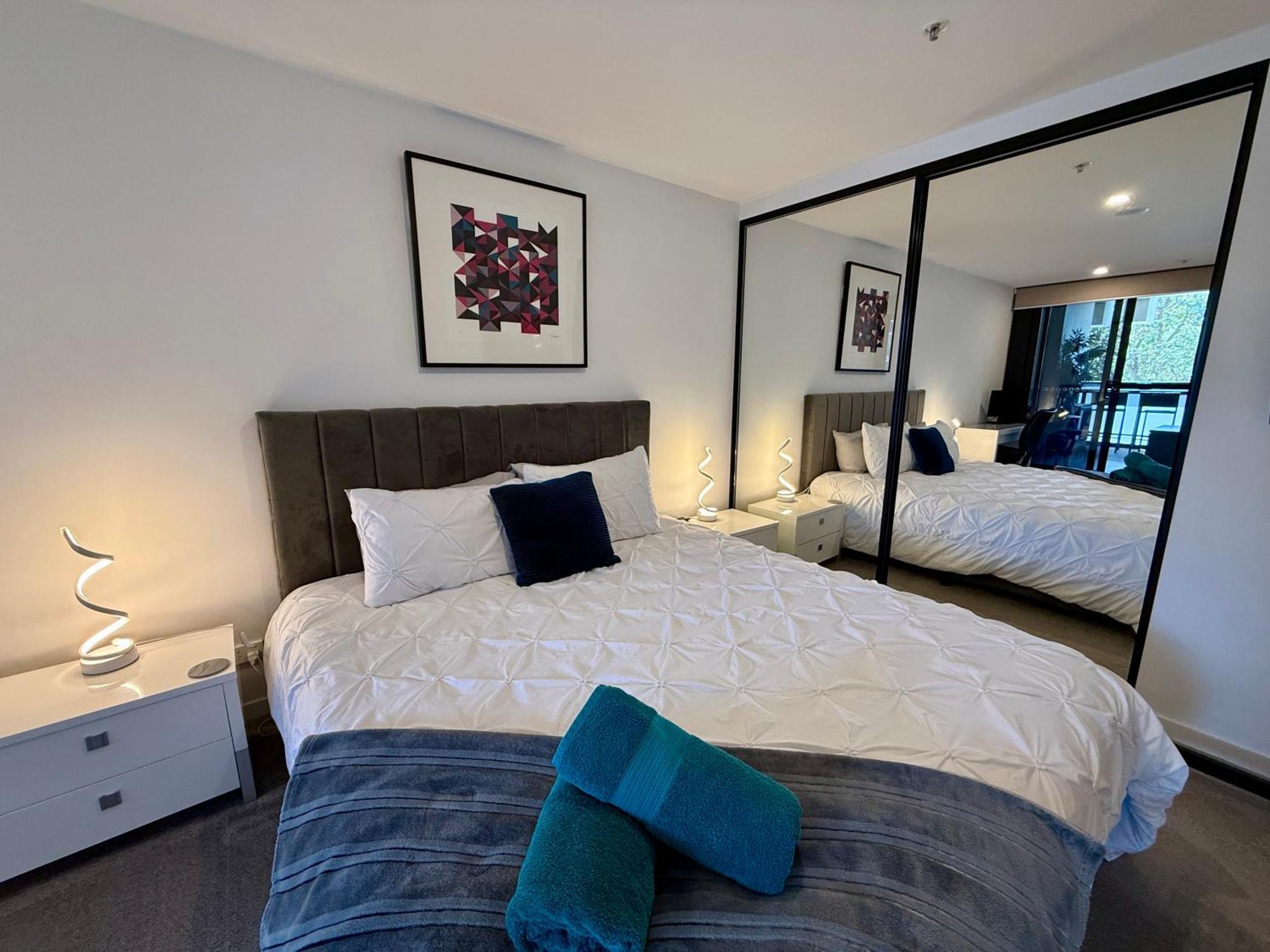 Midnight Luxe 1Br 1Bath Apartment 104 In The Heart Of Braddon Pool Sauna Secure Parking Wine Wifi Canberra Bagian luar foto